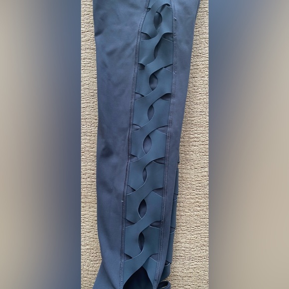 Lululemon wunder under like leggings with side leg detail in size 4 - Picture 7 of 12